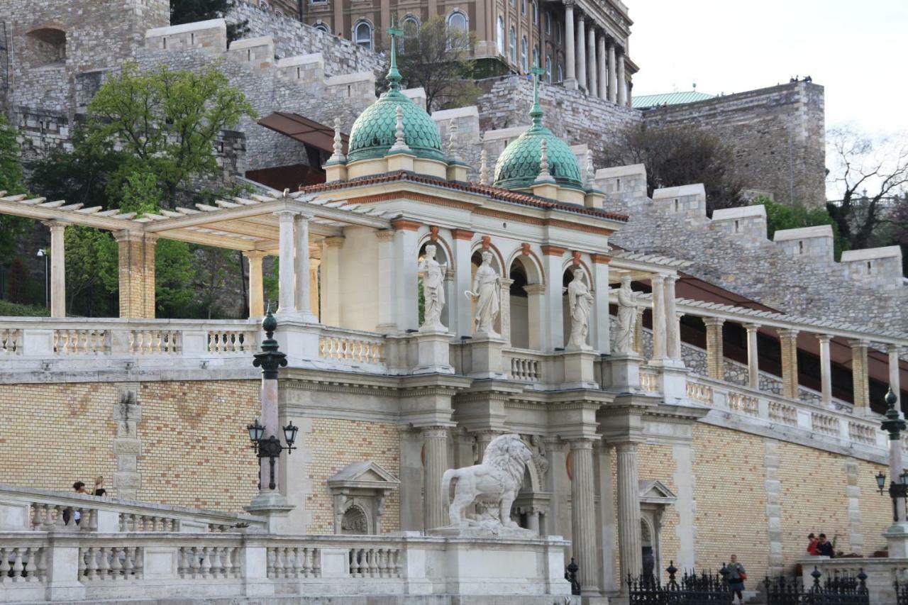 Christine Apartment Close To The Buda Castle Budapest Exteriör bild
